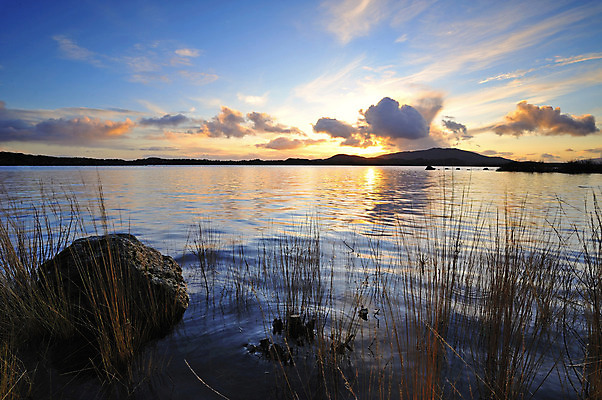포토 JPG 해외이미지 구름 호수 백그라운드 자연 하늘 산 풍경 사람없음 야외 물 파란색 빛 햇빛 태양 일출 일몰 연못 신선 언덕 암초 아일랜드 마요네즈 내추럴 수평선 해외202004 해외포토 자연요소 유럽 컬러 노을 소스_음식 생태계 파일형식 이미지허브