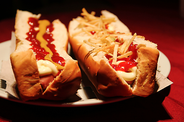 포토 JPG 해외이미지 접시 실내 그림자 사람없음 두개 감자튀김 케첩 머스터드 핫도그 마요네즈 해외202004 해외포토 식기 음식 2 감자 패스트푸드 내부 튀김 소스_음식 파일형식 이미지허브