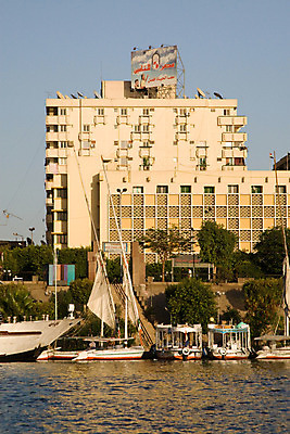 포토 JPG 해외이미지 모래 여행 요트 아프리카 자연 휴가 항해 이집트 풍경 사람없음 야외 물 여름 파란색 관광지 강 햇빛 반사 맑음 사막 바위 강가 이국적 해외202004 해외포토 자연요소 계절 나라 컬러 배_교통 날씨 태양 돌_바위 생태계 파일형식 이미지허브