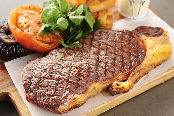 포토 JPG 해외이미지 그릇 접시 음식 토마토 육류 스테이크 요리 사람없음 식사 저녁식사 버섯 먹기 점심식사 등심 해외202004 해외포토 식기 채소 식재료 모션 서양음식 파일형식 이미지허브