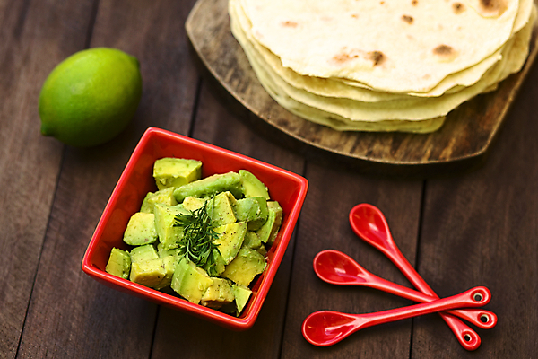 포토 JPG 해외이미지 접시 음식 잎 채소 재료 옥수수 사람없음 가로 식사 샐러드 신선 고명 사발 고수 날것 라임 아보카도 해외202004 해외포토 식물 식기 과일 곡류 사기그릇 향신료 파일형식 이미지허브