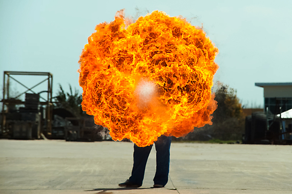 포토 JPG 해외이미지 손 남자 무기 유니폼 오렌지 불 실험 사람 사람없음 야외 빨간색 검은색 어둠 공연 장비 총 골동품 뜨거움 역사 휘발유 위험 폭발 복고 군용 전쟁 열정 육군 호스 온도 병정 연소 압력 스타일 해외202004 해외포토 자연요소 옷 감정 컬러 컨셉 과일 군대 이벤트 신체부위 석유 파일형식 이미지허브