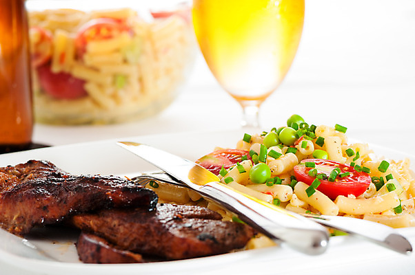 포토 JPG 해외이미지 접시 음식 조각 토마토 채소 유리 양파 맥주 파스타 건강 육류 돼지고기 스테이크 요리 사람없음 초록색 식당 식사 저녁식사 샐러드 소고기 튀김 흰색 신선 면 고명 닫기 그릴 큼 바비큐 굽기 먹기 허브 향신료 준비 올리브 완두콩 후추 마요네즈 내추럴 점심식사 해외202004 해외포토 식물 식기 열매 컬러 식재료 모션 재질 주방용품 콩 주류 서양음식 상점 소스_음식 크기 구이 향미료 파일형식 이미지허브