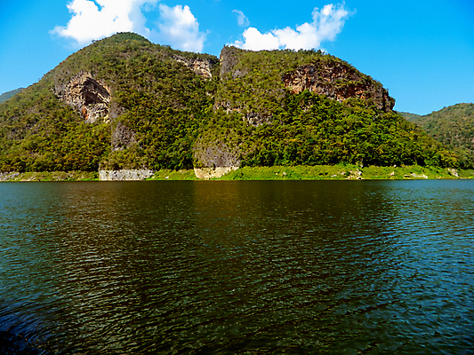 포토 JPG 해외이미지 아시아 여행 태국 자연 하늘 산 풍경 사람없음 초록색 물 여름 강 햇빛 태양 환경 계곡 맑음 바위 보트 숲 위험 속도 산악지대 생태학 절정 해외202004 해외포토 자연요소 계절 교육 나라 컬러 컨셉 배_교통 날씨 돌_바위 생태계 파일형식 이미지허브