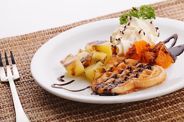 포토 JPG 해외이미지 접시 음식 포크 오렌지 과일 아침 디저트 서브 키위 사람없음 컬러풀 초콜릿 숟가락 얼음 침묵 흰색 하트 황금 닫기 달콤 맛 아침식사 설탕 먹기 민트 크림 시럽 꿀 와플 채찍 페스츄리 해외202004 해외포토 주간 자연요소 모양 식기 빵 컬러 컨셉 모션 수저 식사 소리 허브 파일형식 이미지허브