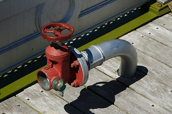 포토 JPG 해외이미지 불 손잡이 그림자 안전 사람없음 목재 빨간색 물 은색 연결 소화전 해외202004 해외포토 자연요소 나무 컬러 재료 안전장비 파일형식 이미지허브