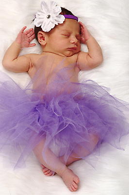 포토 JPG 해외이미지 여자 꽃 딸 어린이 손녀 한명 사람 아기 신생아 잠 낮잠 발레복 결백 해외202004 해외포토 식물 1 옷 가족 발레 손주 파일형식 이미지허브