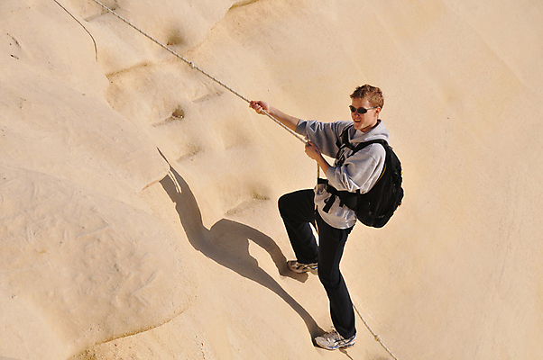 포토 JPG 해외이미지 백인 라이프스타일 손 남자 밧줄 스포츠용품 스포츠 포즈 청소년 산 건강 한명 미소 사람 20대 야외 가로 여름 컬러풀 운동 일몰 바위 헬멧 위험 익스트림스포츠 몰타섬 남자한명만 해외202004 해외포토 서양인 1 계절 줄 컬러 섬 컨셉 표정 청년 생활 신체부위 노을 돌_바위 보호장비 오브젝트 몰타 남자만 파일형식 이미지허브