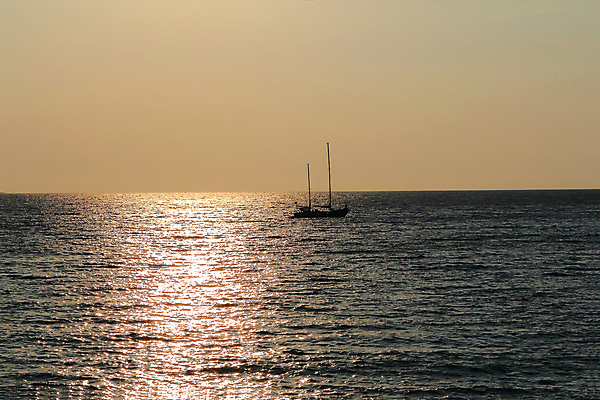 포토 JPG 해외이미지 바다 요트 하늘 항해 풍경 사람없음 물 파란색 일출 일몰 흰색 보트 매끈함 그림 수평선 해외202004 해외포토 자연요소 컬러 배_교통 노을 감각 파일형식 이미지허브
