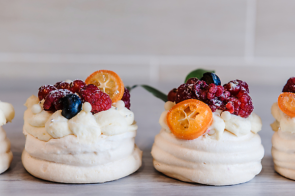 포토 JPG 해외이미지 디저트 실내 사람없음 케이크 베리 머랭 해외202004 파블로바 해외포토 음식 과일 내부 파일형식 이미지허브