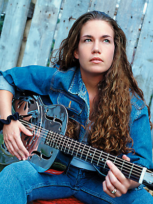 포토 JPG 해외이미지 직업 응시 시선 여자 음악 한명 성인 음악가 기구 기타 청바지 시골 표현 기타리스트 뮤지컬 심각 해외202004 해외포토 1 컨셉 바지 현악기 문화예술 사람 연주자 파일형식 이미지허브