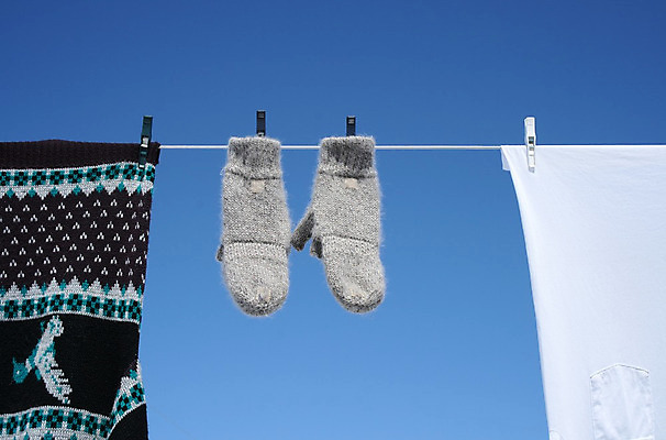 포토 JPG 해외이미지 옷 티셔츠 하늘 건조 따뜻함 매달리기 사람없음 봄 회색 신선 씻기 빨래 빨랫줄 스웨터 순수 빨래집게 양모 화창 해외202004 손모아장갑 해외포토 계절 줄 컬러 장갑 컨셉 셔츠 상의 가사 모션 날씨 집게 청결 직물 파일형식 이미지허브