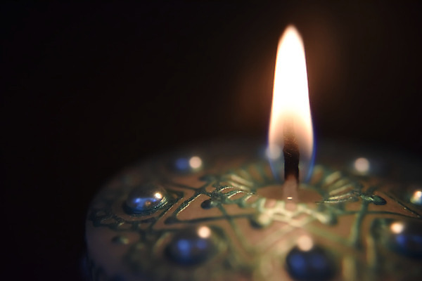 포토 JPG 해외이미지 백그라운드 크리스마스 불 실내 따뜻함 사람없음 초록색 빛 검은색 어둠 의식 해외202004 해외포토 자연요소 기념일 컬러 내부 파일형식 이미지허브