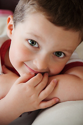 포토 JPG 해외이미지 백인 남자 행복 어린이 한명 미소 소년 청춘 작음 해외202004 해외포토 서양인 1 감정 컨셉 표정 사람 크기 파일형식 이미지허브