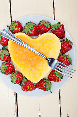 포토 JPG 해외이미지 접시 포크 딸기 디저트 사람없음 하이앵글 하트 치즈케이크 해외202004 해외포토 모양 식기 음식 뷰포인트 과일 케이크 파일형식 이미지허브