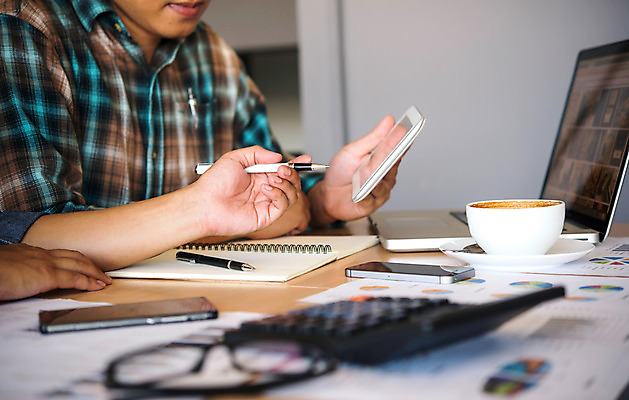 포토 JPG 해외이미지 직업 생각 인터넷 비즈니스 통신 통계 탁자 회의 모바일 협력 아이디어 대화 사람없음 스마트폰 컴퓨터 글로벌 사무실 디지털 공책 작업 비즈니스맨 비즈니스우먼 네트워크 그룹 계획 토론 디자이너 분석 오브젝트 회계 거짓 다락방 마케팅 세미나 프로젝트 목업 브레인스토밍 해외202004 해외포토 여자 남자 가구 컨셉 문구용품 말하기 경제 전자제품 핸드폰 스마트기기 직장인 파일형식 이미지허브