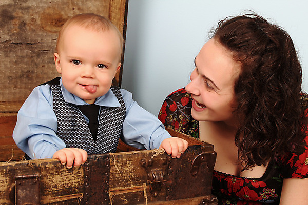 포토 JPG 해외이미지 백인 모델 응시 남자 아들 어린이 백그라운드 가족 놀이 엄마 넥타이 갈색머리 실내 건강 사람 앉기 소년 두명 세로 골동품 청바지 표현 아기 달콤 작음 혀 걸음마 궤 해외202004 해외포토 서양인 헤어스타일 시선 잡화 바지 관계 모션 내부 입 맛 크기 파일형식 이미지허브