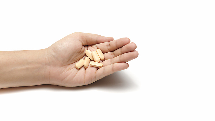 포토 JPG 해외이미지 손 실내 들기 신체부위 알약 약 해외202004 해외포토 의학 모션 사람 내부 파일형식 이미지허브