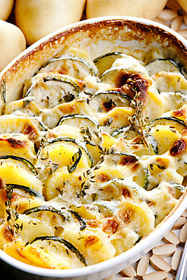 포토 JPG 해외이미지 그릇 접시 음식 채소 감자 실내 요리 사람없음 내부 인테리어 식사 프라이팬 닫기 굽기 묘사 영양분 정물화 주키니 주키니호박 채식주의자 해외202004 해외포토 식기 디자인 모션 주방용품 구이 그림 채식 파일형식 이미지허브