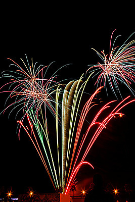 포토 JPG 해외이미지 백그라운드 하늘 폭죽 불꽃놀이 이벤트 사람없음 컬러풀 파티 축제 어둠 축하 야간 광 해외202004 해외포토 자연요소 컬러 컨셉 놀이 파일형식 이미지허브