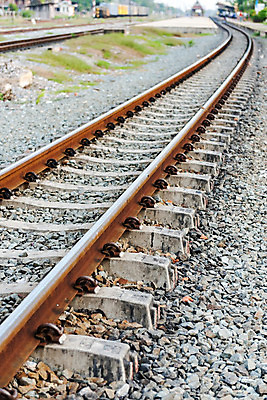 포토 JPG 해외이미지 산업 도로 선 여행 교통시설 사람없음 야외 기차 기둥 역 방향 철 단상 평행 루트 방법 선로 철강 해외202004 해외포토 건축 길 육상교통 교통 대중교통 시설 파일형식 이미지허브