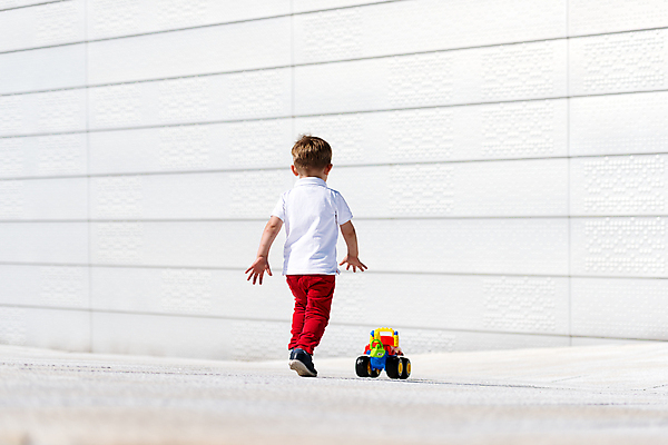 포토 JPG 해외이미지 백인 손 어린이 컨셉 자동차 자연 놀이 한명 사람 소년 야외 가로 빨간색 여름 장난감 기쁨 운전 가을 게임 흰색 레이싱 잡기 바퀴 작음 속도 관심 자동 천진난만 해외202004 해외포토 서양인 1 계절 남자 감정 육상교통 컬러 모션 시합 신체부위 크기 생태계 파일형식 이미지허브
