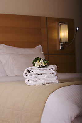 포토 JPG 해외이미지 여행 비즈니스 베개 벽지 탁자 호텔 휴가 휴식 주택 실내 사람없음 내부 목재 장식 가로 우주 침묵 침실 방 침대 램프 고급 왕 진열장 치수 장면 시트 빛망울 더블 매트리스 해외202004 해외포토 나무 가구 컨셉 재료 침구 숙소 조명 건물 빛 소리 파일형식 이미지허브