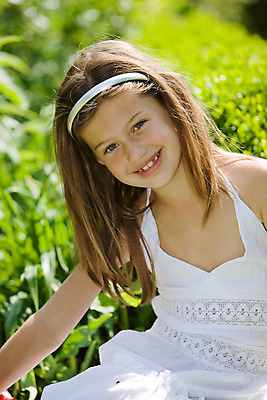 포토 JPG 해외이미지 백인 긴머리 행복 어린이 갈색머리 한명 사람 앉기 야외 햇빛 정원 자신감 해외202004 해외포토 서양인 1 헤어스타일 감정 모션 태양 파일형식 이미지허브