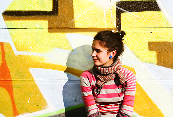 포토 JPG 해외이미지 백인 모델 라이프스타일 여자 행복 감정 한명 야외 태양 유행 봄 도시 그래피티 유혹 노출 스타일 해외202004 해외포토 자연요소 서양인 1 계절 컨셉 사람 생활 낙서 그림 파일형식 이미지허브