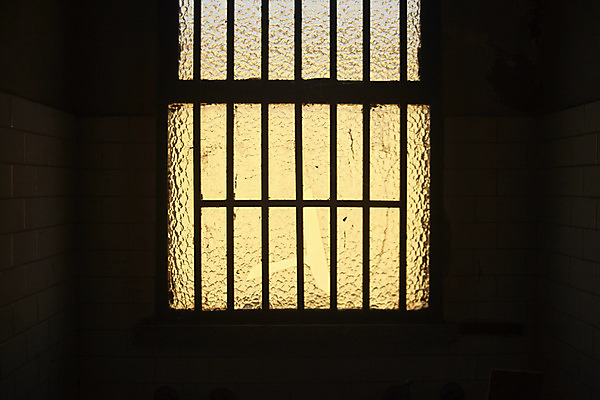 포토 JPG 해외이미지 창문 유리 프레임 사람없음 반사 바 균열 위험 버리기 감옥 묘사 부식 질감 날카로움 새장 깨짐 옛날 해외202004 해외포토 컨셉 모션 재질 케이지 파일형식 이미지허브