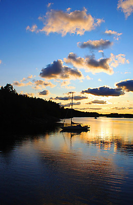 포토 JPG 해외이미지 나무 구름 호수 바다 여행 요트 자연 하늘 휴가 항해 따뜻함 스웨덴 풍경 사람없음 야외 초록색 물 파란색 빛 강 컬러풀 반사 우주 자유 가을 오픈 보트 분위기 저녁 땅 방파제 내추럴 스칸디나비아 해외202004 해외포토 자연요소 식물 계절 공공시설 컬러 컨셉 배_교통 북유럽 야간 생태계 파일형식 이미지허브