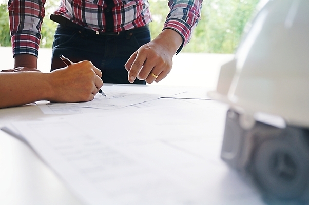 포토 JPG 해외이미지 직업 손 디자인 산업 종이 백그라운드 비즈니스 건축양식 부분 탁자 주택 직장 자 사람없음 건물 사무실 연필 계산기 흰색 공구 잡기 업무 엔지니어 재산 그린에너지 계획 헬멧 건축가 나침반 스케치 책상 묘사 측정 오브젝트 그림 청사진 공학 나누기 개발 계약자 진짜 프로젝트 해외202004 해외포토 건축물 교육 건축 컬러 가구 컨셉 회사 모션 문구용품 학용품 미술 신체부위 금융 필기구 장비 에너지 도구 작업 수학 기술자 보호장비 계약 사칙연산 파일형식 이미지허브