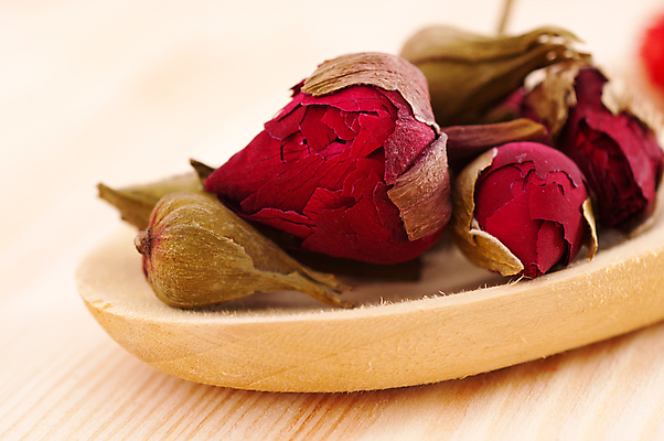 포토 JPG 해외이미지 꽃잎 실내 근접촬영 사람없음 나무숟가락 찻잎 드라이플라워 나무배경 해외202004 해외포토 꽃 뷰포인트 백그라운드 내부 차_음료 숟가락 파일형식 이미지허브