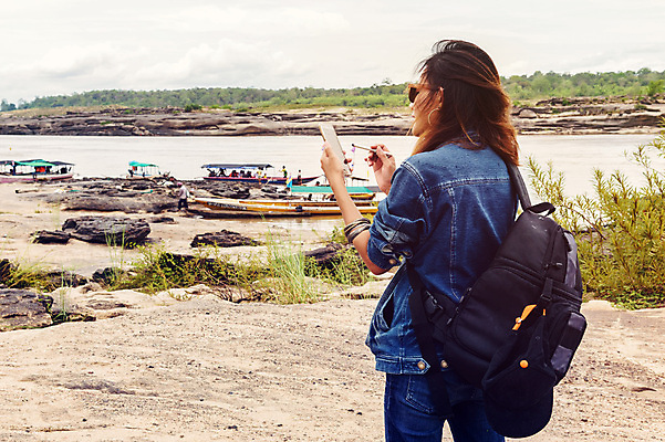 포토 JPG 해외이미지 라이프스타일 응시 여자 행복 도로 얼굴 여행 백그라운드 지도 자연 모바일 거리 한명 야외 스마트폰 핸드폰 햇빛 기쁨 하이킹 황무지 방향 스마트 검색 주소 네비게이션 발견 내추럴 추적 GPS 루트 생존 항해사 해외202004 해외포토 직업 1 시선 감정 길 컨셉 교통시설 모션 레저 사람 생활 신체부위 전자제품 스마트기기 태양 생태계 파일형식 이미지허브
