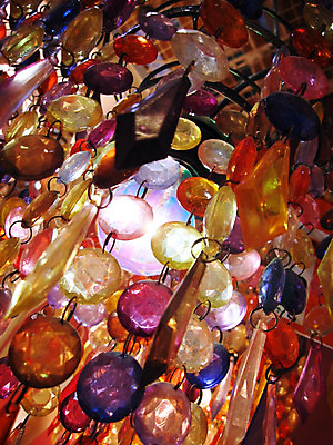 포토 JPG 해외이미지 모양 디자인 남자 의자 전구 유리 전등 조명 주택 실내 사람없음 내부 장식 빛 반짝임 쇼핑 반사 상점 방 램프 수리 그늘 크리스탈 천장 서식 샹들리에 철강 해외202004 해외포토 가구 모션 재질 사람 건물 광석 파일형식 이미지허브