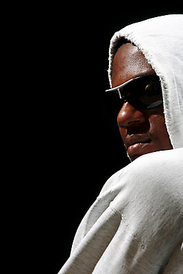 포토 JPG 해외이미지 모델 1 라이프스타일 손 옷 남자 문화 얼굴 포즈 신체 힙합 한명 사람 소년 성인 검은색 표현 도시 시원함 엉덩이 피부 그런지 랩 캡모자 스타일 해외202004 해외포토 모자_잡화 어린이 음악 컬러 생활 신체부위 파일형식 이미지허브