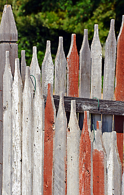 포토 JPG 해외이미지 외관 날씨 사람없음 야외 목재 울타리 시골 잡동사니 옛날 해외202004 해외포토 나무 재료 담장 파일형식 이미지허브