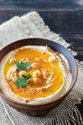 포토 JPG 해외이미지 실내 사람없음 아웃포커스 나무그릇 중동음식 나무배경 해외202004 훔무스 해외포토 그릇 음식 백그라운드 촬영기법 내부 목재 파일형식 이미지허브