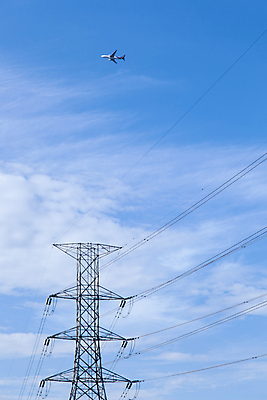 포토 JPG 해외이미지 산업 선 건축양식 하늘 프레임 사람없음 파란색 환경 탑 금속 힘 장비 발전기 에너지 역 위험 큼 전염 철사 볼트 봉 엔진 공학 세대 대패 분배 전압 철강 현재 힘찬 공급 해외202004 해외포토 건축물 교육 건축 컬러 컨셉 교통시설 재질 발전소 공구 질병 크기 감염 파일형식 이미지허브