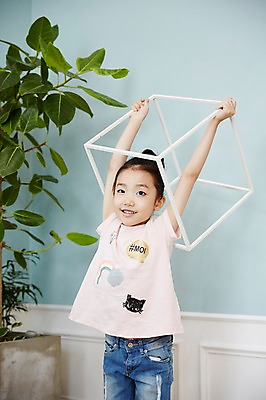 포토 JPG 여자 어린이 놀이 실내 한명 서기 들기 소녀 상반신 앞모습 상자 한국인 즐거움 철제 소녀한명만 국내포토 1 감정 뷰포인트 모션 사람 동양인 내부 여자한명만 소녀만 파일형식