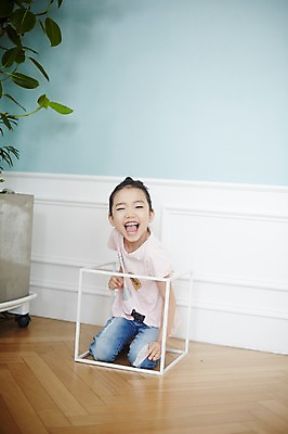 포토 JPG 전신 여자 어린이 놀이 실내 한명 미소 앉기 소녀 앞모습 상자 한국인 즐거움 철제 소녀한명만 국내포토 1 감정 뷰포인트 모션 표정 사람 동양인 내부 여자한명만 소녀만 파일형식