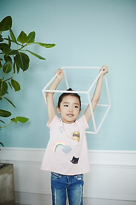 포토 JPG 여자 어린이 놀이 실내 한명 서기 들기 소녀 상반신 앞모습 상자 한국인 즐거움 철제 소녀한명만 국내포토 1 감정 뷰포인트 모션 사람 동양인 내부 여자한명만 소녀만 파일형식