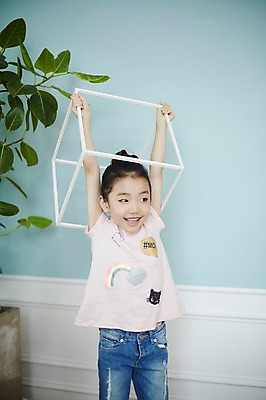 포토 JPG 여자 어린이 놀이 실내 한명 서기 들기 소녀 상반신 앞모습 상자 한국인 즐거움 철제 소녀한명만 국내포토 1 감정 뷰포인트 모션 사람 동양인 내부 여자한명만 소녀만 파일형식