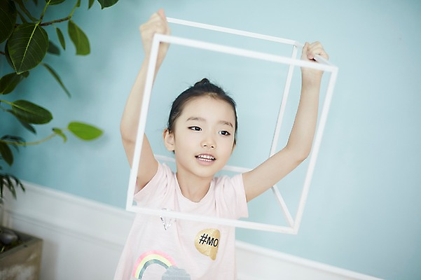 포토 JPG 여자 어린이 놀이 실내 한명 서기 들기 소녀 상반신 앞모습 상자 한국인 즐거움 철제 소녀한명만 국내포토 1 감정 뷰포인트 모션 사람 동양인 내부 여자한명만 소녀만 파일형식