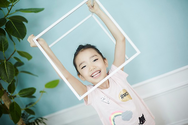 포토 JPG 여자 어린이 놀이 실내 한명 서기 들기 소녀 상반신 앞모습 상자 한국인 즐거움 철제 소녀한명만 국내포토 1 감정 뷰포인트 모션 사람 동양인 내부 여자한명만 소녀만 파일형식