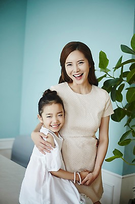 포토 JPG 원피스 여자 딸 어린이 거실 가족 포옹 모녀 엄마 실내 미소 앉기 소녀 상반신 성인 두명 앞모습 30대 화목 한국인 외출준비 여자만 국내포토 옷 뷰포인트 컨셉 관계 안기 모션 표정 사람 동양인 내부 장년 준비 파일형식