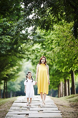 포토 JPG 주간 전신 나무 여자 딸 어린이 가족 모녀 엄마 소녀 성인 야외 두명 앞모습 30대 걷기 손잡기 산책 산책로 한국인 숲속 여자만 국내포토 자연요소 식물 길 뷰포인트 관계 모션 휴식 사람 동양인 장년 숲 파일형식
