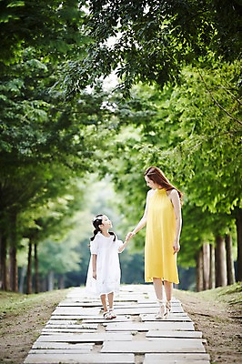 포토 JPG 주간 전신 나무 여자 딸 어린이 가족 모녀 엄마 소녀 성인 야외 두명 앞모습 30대 걷기 손잡기 산책 산책로 한국인 숲속 여자만 국내포토 자연요소 식물 길 뷰포인트 관계 모션 휴식 사람 동양인 장년 숲 파일형식