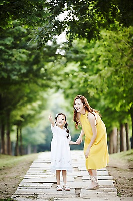 포토 JPG 주간 전신 나무 여자 딸 어린이 가족 모녀 엄마 서기 소녀 성인 야외 두명 앞모습 30대 산책 산책로 한국인 가리킴 숲속 여자만 국내포토 자연요소 식물 길 뷰포인트 관계 모션 휴식 사람 동양인 손짓 장년 숲 파일형식