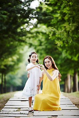 포토 JPG 주간 전신 여자 딸 어린이 가족 모녀 엄마 서기 미소 앉기 소녀 성인 야외 두명 앞모습 30대 산책 산책로 한국인 숲속 손하트 여자만 국내포토 자연요소 길 뷰포인트 관계 모션 휴식 표정 사람 동양인 손짓 장년 숲 파일형식